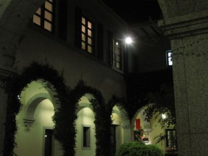 ホテルモントレ神戸 夜の中庭