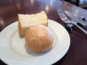 食べ放題の丸パンとフォカッチャ